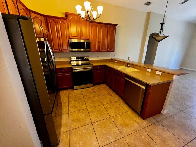 Building Photo - Timber Isle 4 bedroom home 2 bath home on a corner lot with New Kitchen Appliances!