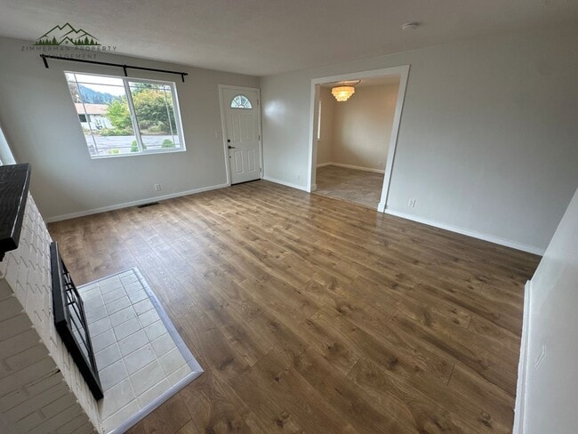 Building Photo - Fully Updated 3 Bedroom 1 Bathroom