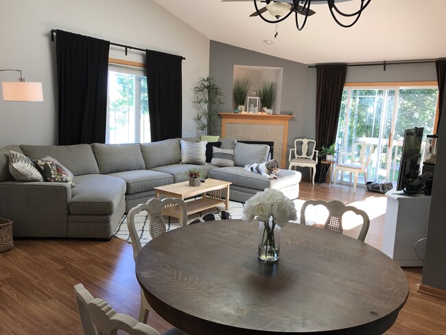 Living Room w/Gas Fireplace - 1051 Tamarack Way