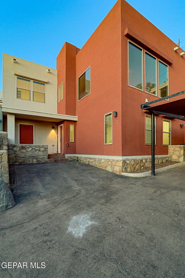 Foto del edificio - 4016 Camelot Heights Dr