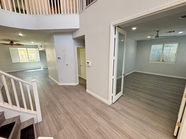 Foto del edificio - Elegant 4Bed/5Bath/3Car gated residence located near Silverado Ranch