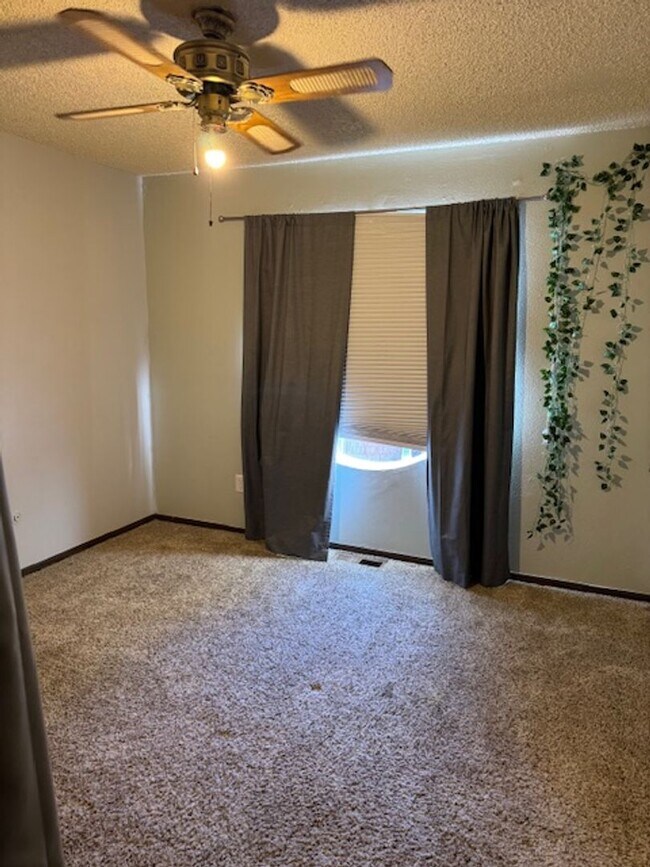 Foto del edificio - ALL PROSPECTIVE TENANTS MUST SUBMIT A $58 NON-REFUNDABLE APPLICATION FEE PER APPLICANT ONLINE AND...