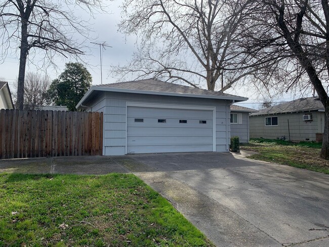 Building Photo - 3 bedroom home with new floors