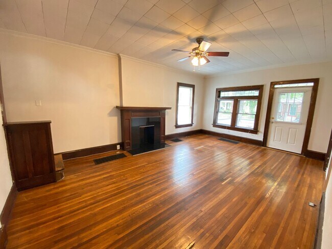 Building Photo - 2257 Indianola Ave