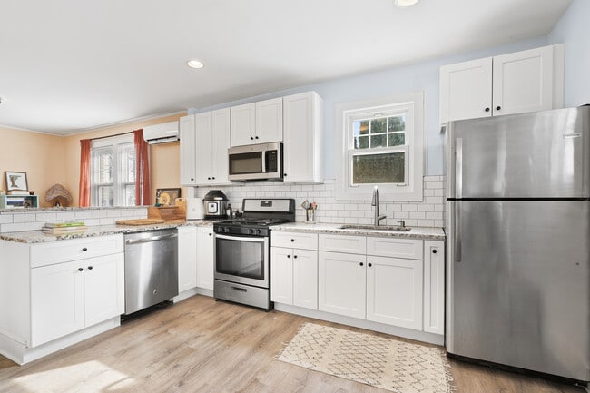 Building Photo - 84 Pemberwick Rd