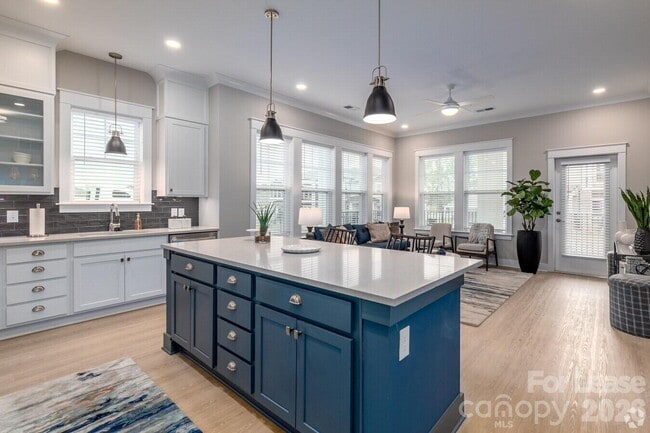 Foto del edificio - 1241 Columbia Cir