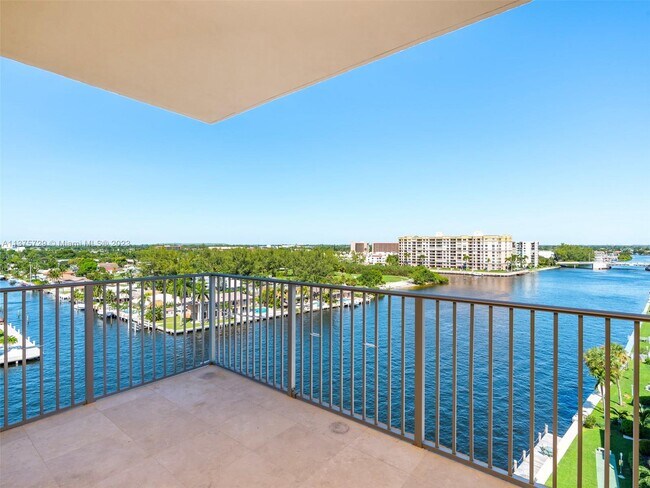 Building Photo - 821 N Riverside Dr