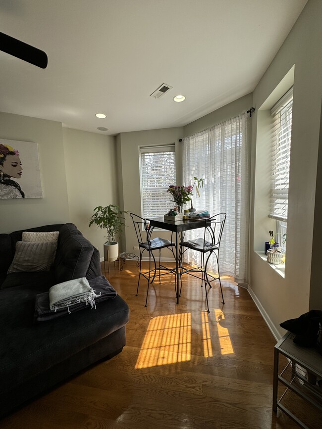 Living room - 1906 W Estes Ave