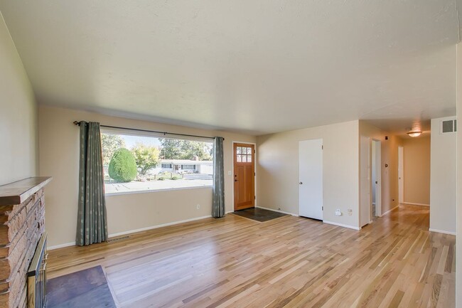 Building Photo - Boise Bench Home w/ Sun Room