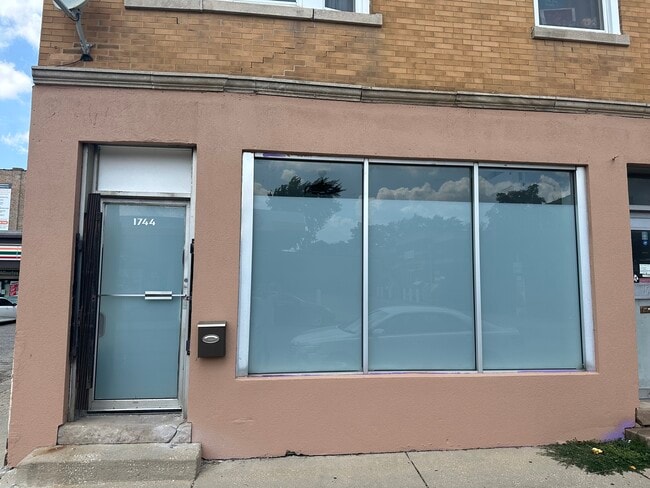 Building Photo - 1744 W Foster Ave
