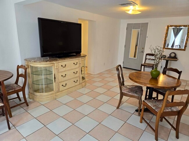 Building Photo - 925 E 30th St