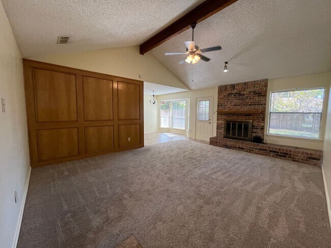 Building Photo - 3 Bedroom 2 Bath Brick Home in Southwest F...