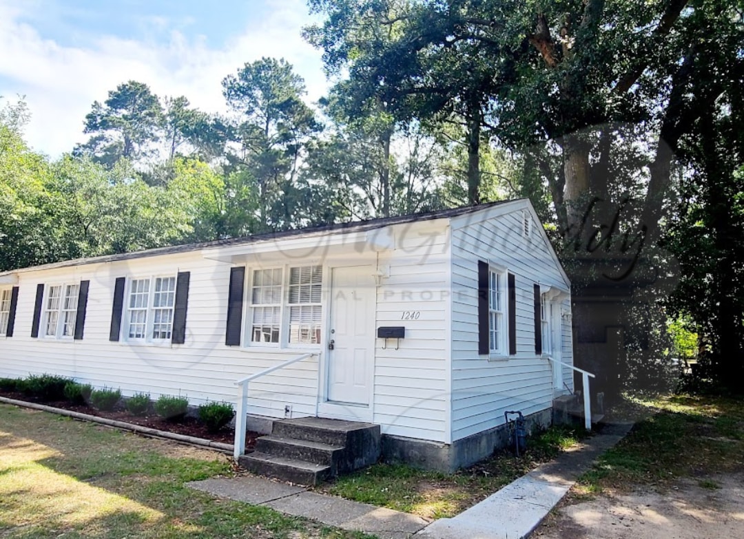 Primary Photo - 1240 Holden Dr