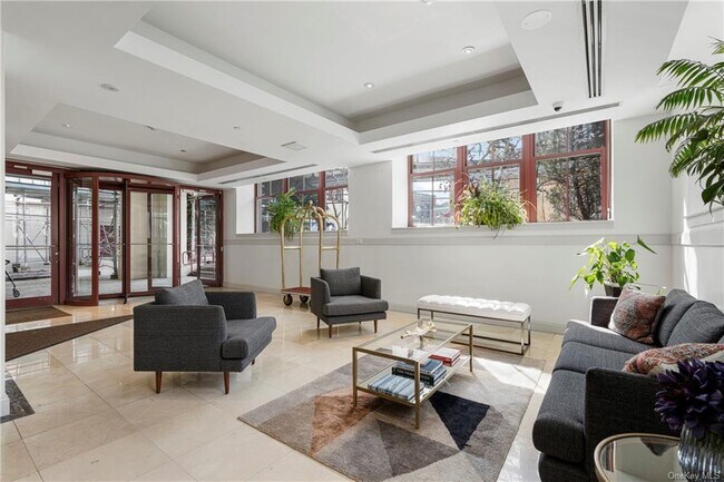 Foto del edificio - 1 Scarsdale Rd