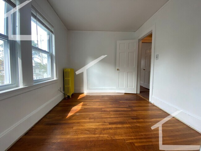 Foto del edificio - Massive House w 3 Parking Spots Included, Laundry in Unit -- Kitchen floors Remodelled, awaiting ...