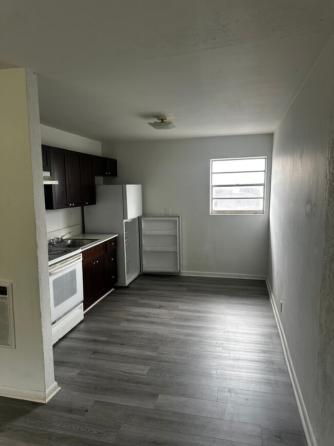 Building Photo - 1120 N Sapodilla Ave