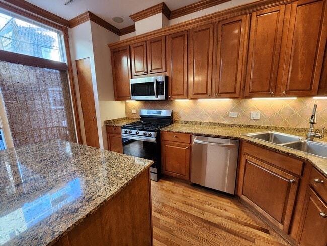 Granite coutertops - 849 W Ohio St (Chicago, IL) Townhome