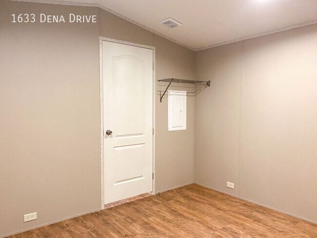 Foto del edificio - 1633 Dena Dr