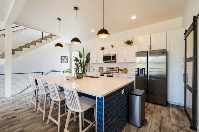 Building Photo - 823 Orondo Ave