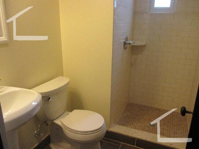 Foto del edificio - Nicely renovated 3 bed in Brookline Village!