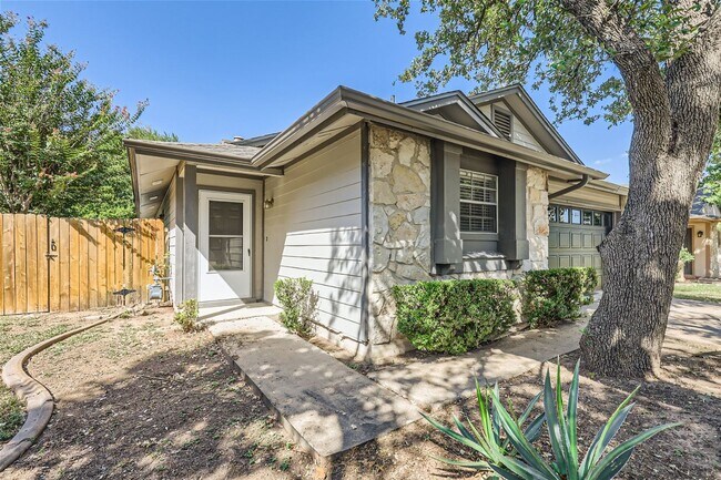 Building Photo - Charming 3/2/2 with Private Fenced Backyard!