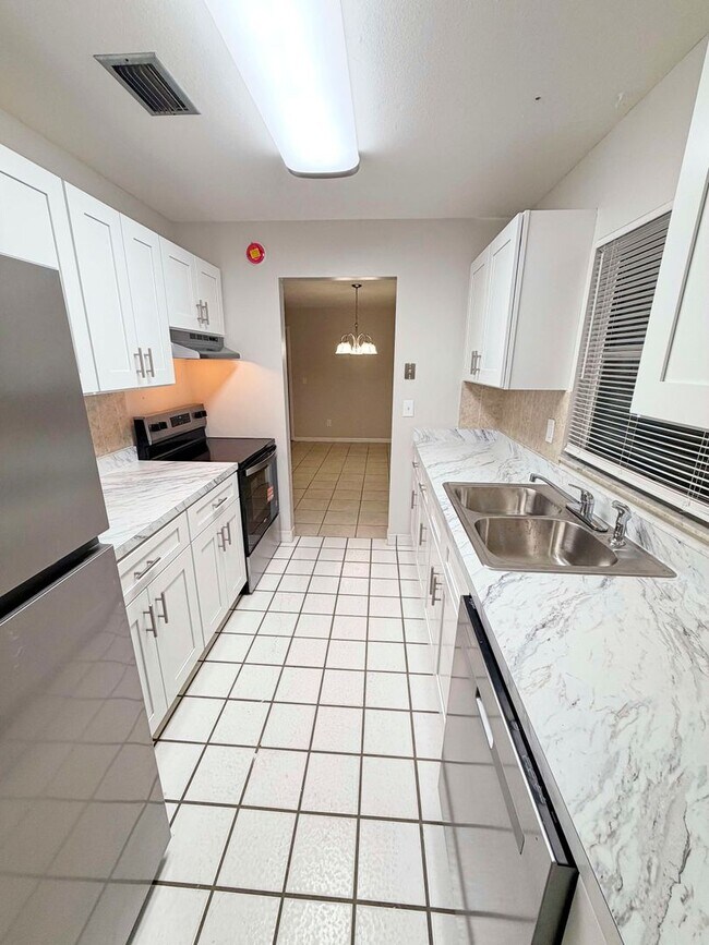Building Photo - Fantastic 2 Bedroom, 2 Bathroom Remodeled ...