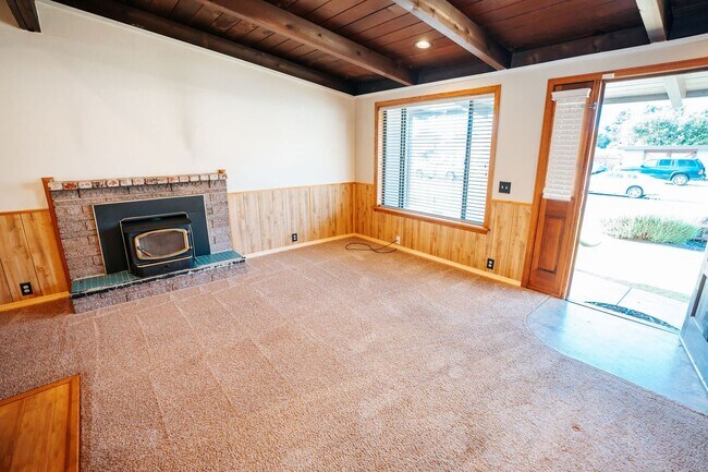 Building Photo - Single Family Home in Mckinleyville!