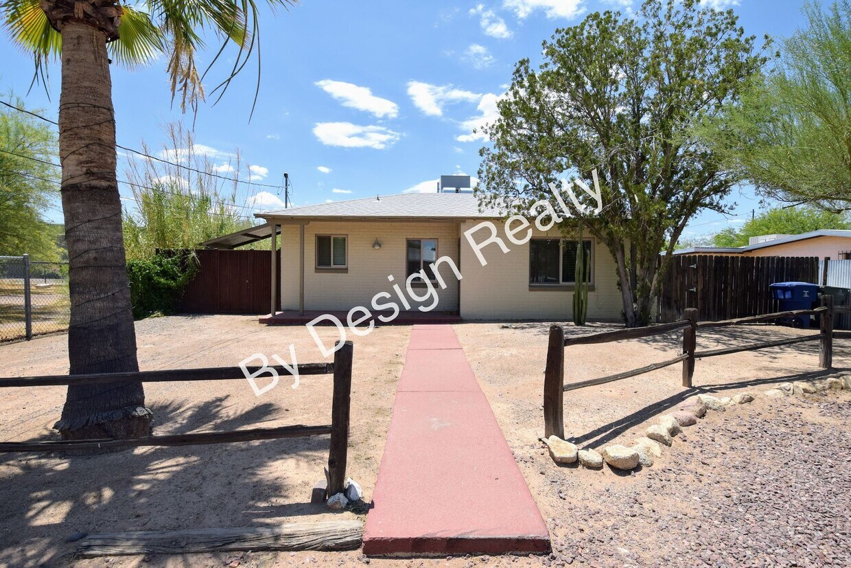 Primary Photo - Midtown 2 Bed 1 Bath Home on Huge Lot