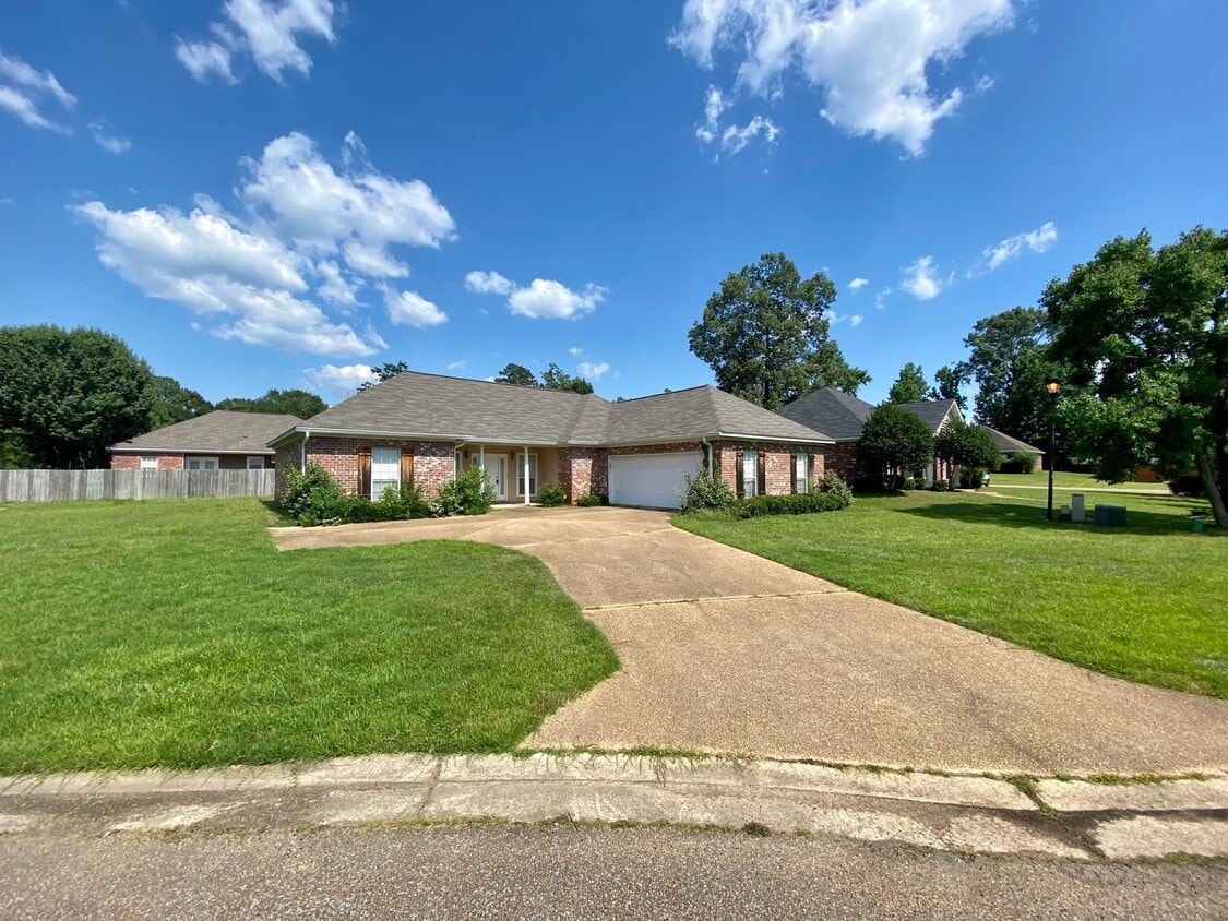 3 Bed 2 Bath Home in Brandon! - 3 Bed 2 Bath Home in Brandon!