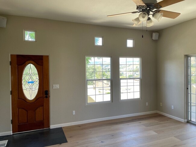 Building Photo - Contemporary Beautiful Spacious 4 bed 3 bath home