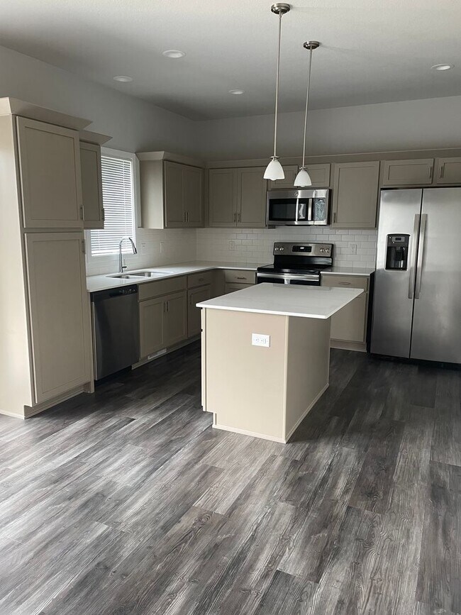 Building Photo - 3 bedroom 3 bathroom Single-Family Home in...