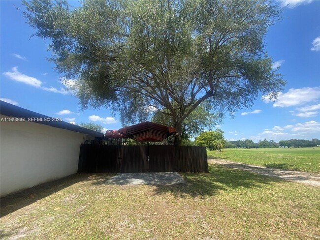 Foto del edificio - 700 Curtiss Pkwy