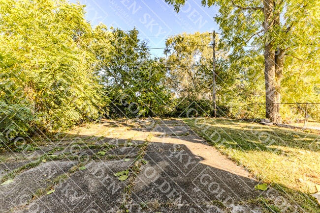 Building Photo - 806 W 7th St