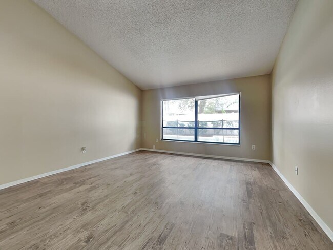 Foto del edificio - 15008 Redcliff Dr