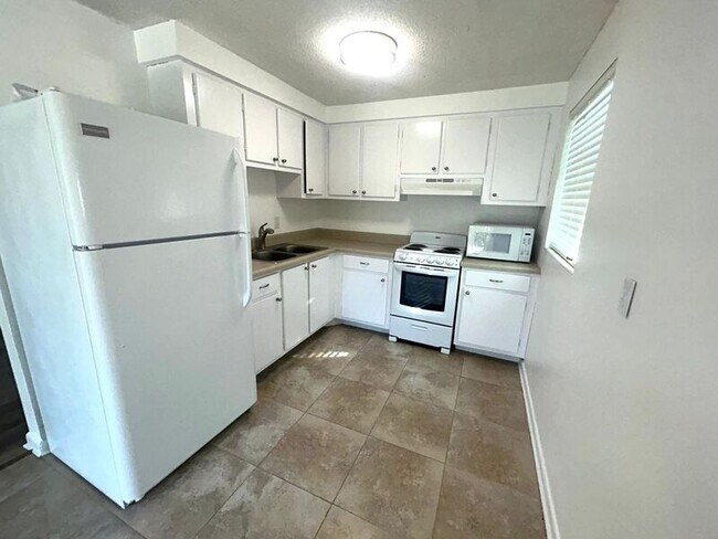 Foto del edificio - 621 Lakeview St