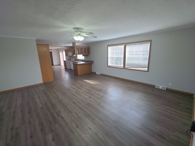 Building Photo - 124 Lake Ln