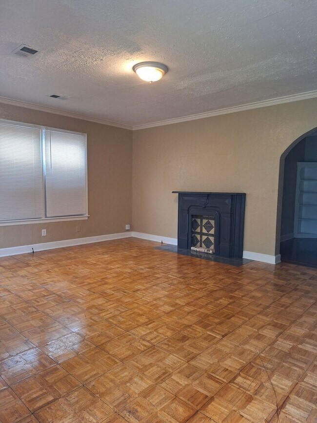 Building Photo - Very Cute Home in Berclair