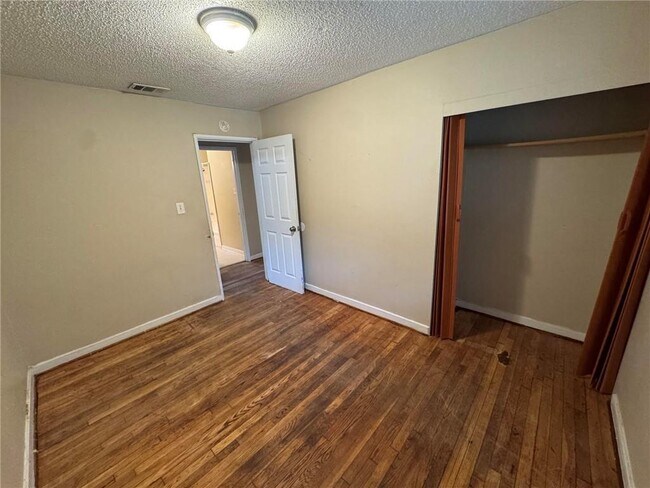 Foto del edificio - 4670 Rosewood Dr