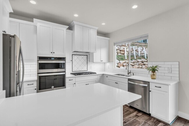Foto del edificio - Spacious 6 Bed Home with Dual Kitchens, EV Charging & Modern Finishes in Layton