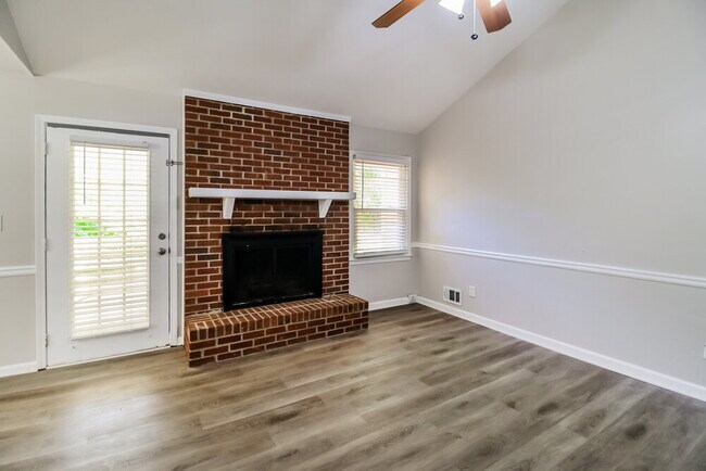 Building Photo - 420 Willow Ct SE