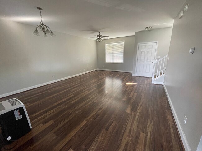 Foto del edificio - 85 Logan Ln