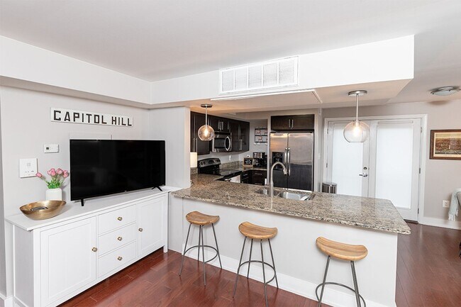 Foto del edificio - Beautiful One Bed Condo with Updated Bath ...
