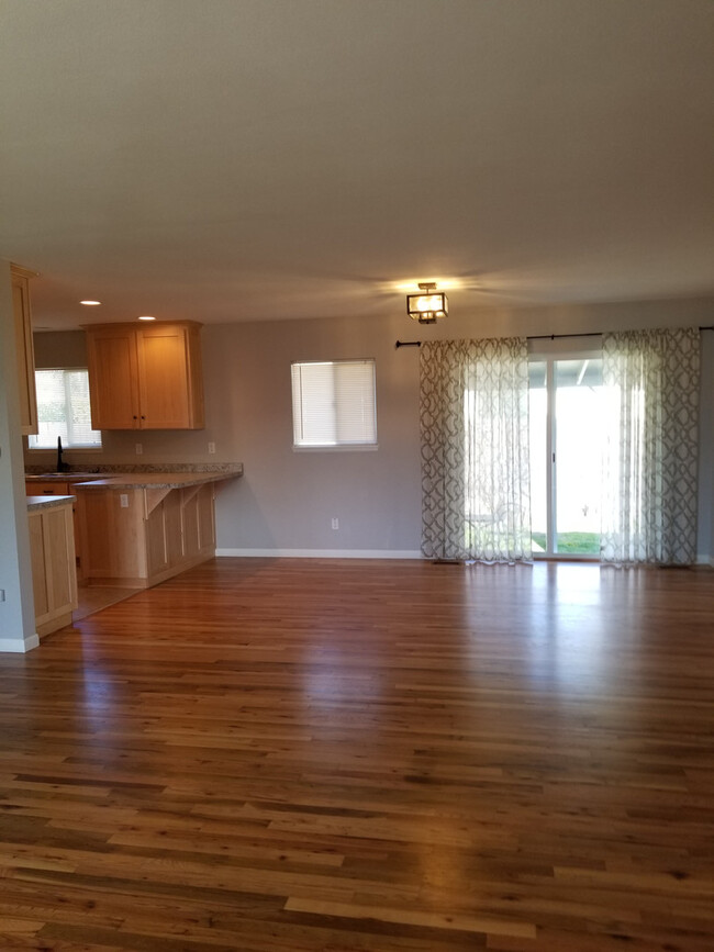 Building Photo - Remodeled 4 Bedroom 2 bath, NW Corvallis