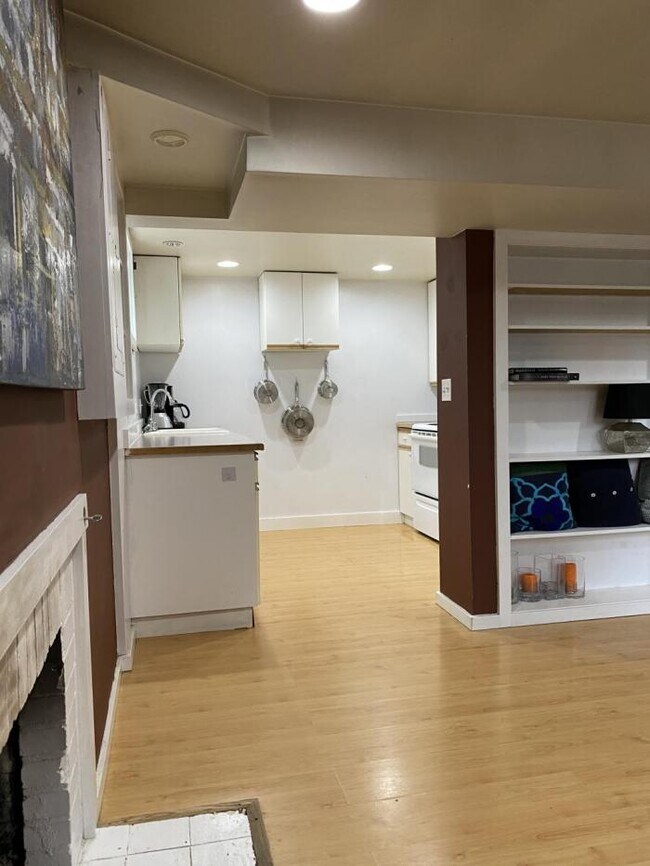 Building Photo - 1 bedroom in Seattle WA 98199