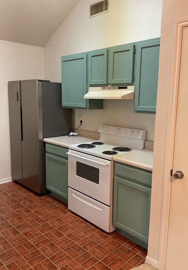 Foto del edificio - NEW IN MANAGEMENT - AVAILABLE NOW!