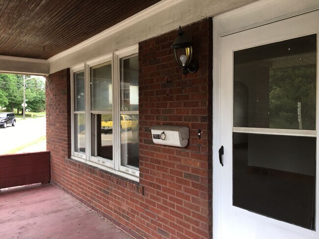 Foto del edificio - Awesome 3 BR 1 Bath Home with off street p...