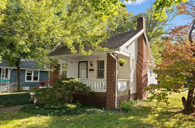 Building Photo - Adorable 3 Bedroom House near campus!