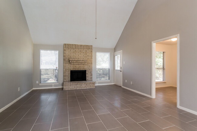 Building Photo - 2331 Rolling Glen Dr