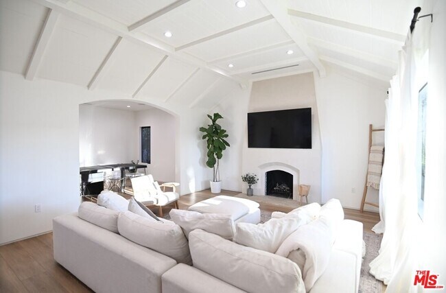 Foto del edificio - 1430 Stearns Dr