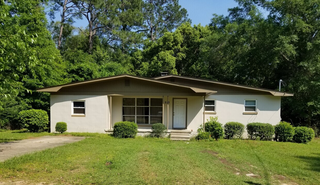 Primary Photo - 5 Bedroom Home Walking Distance to FSU! Pr...